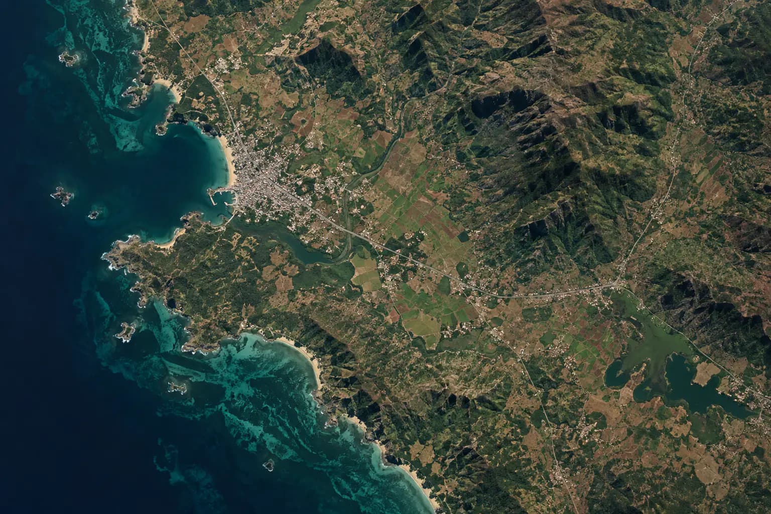 Visualisation conceptuelle d'un territoire côtier observé par satellite