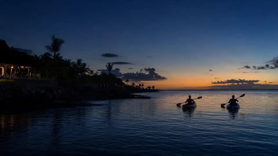 Deux kayaks sur une eau calme au coucher du soleil