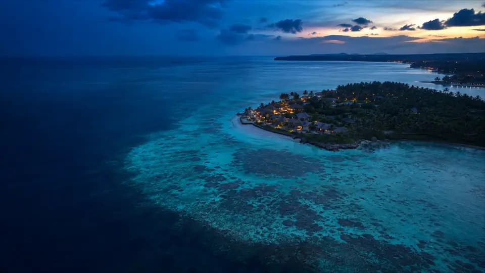 Lagon turquoise et resort vus du ciel à la tombée du jour