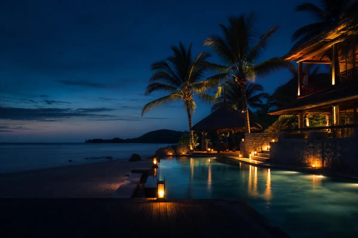 Piscine de resort au crépuscule sous les palmiers