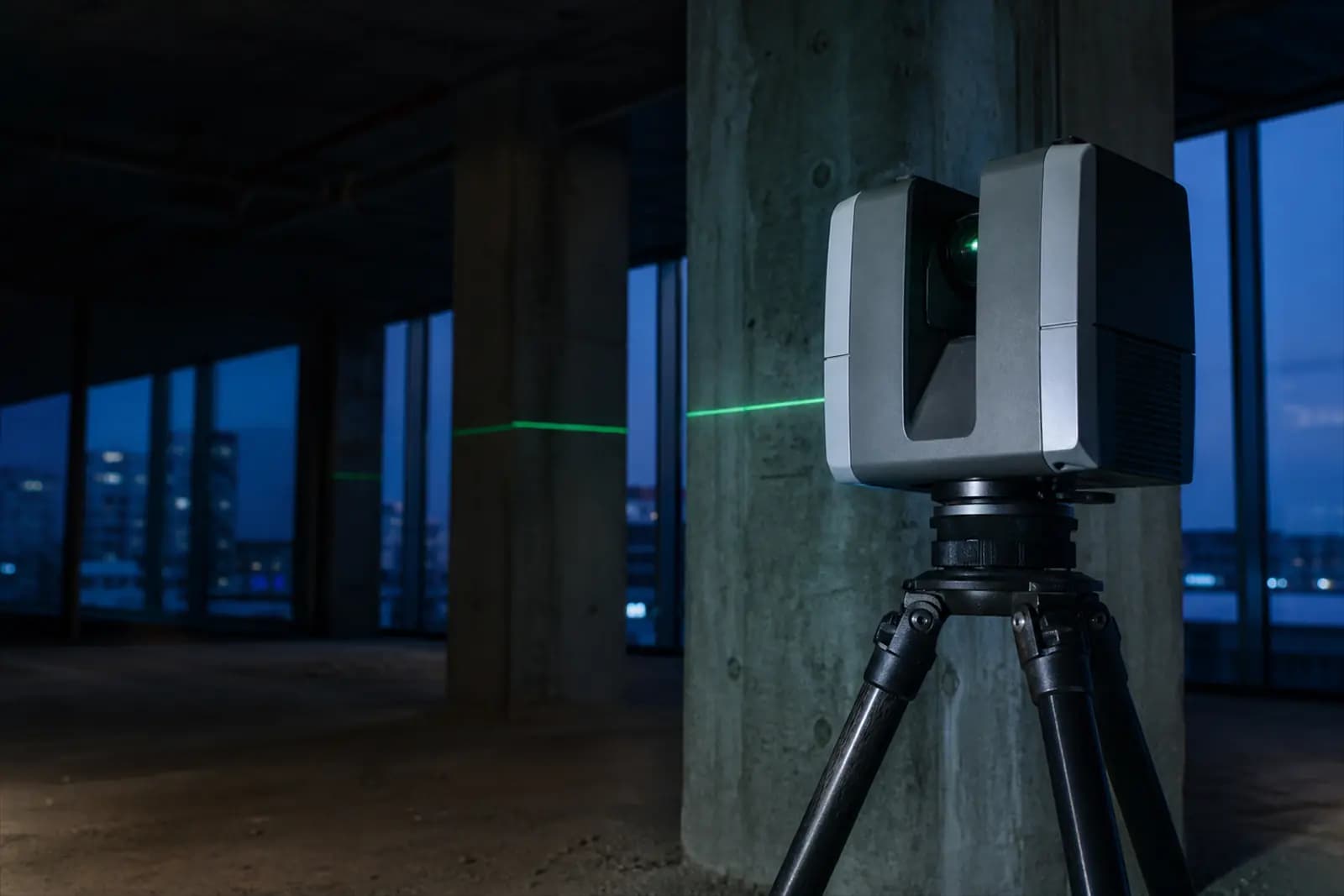 Scanner 3D sur trépied dans un plateau brut, ligne laser verte