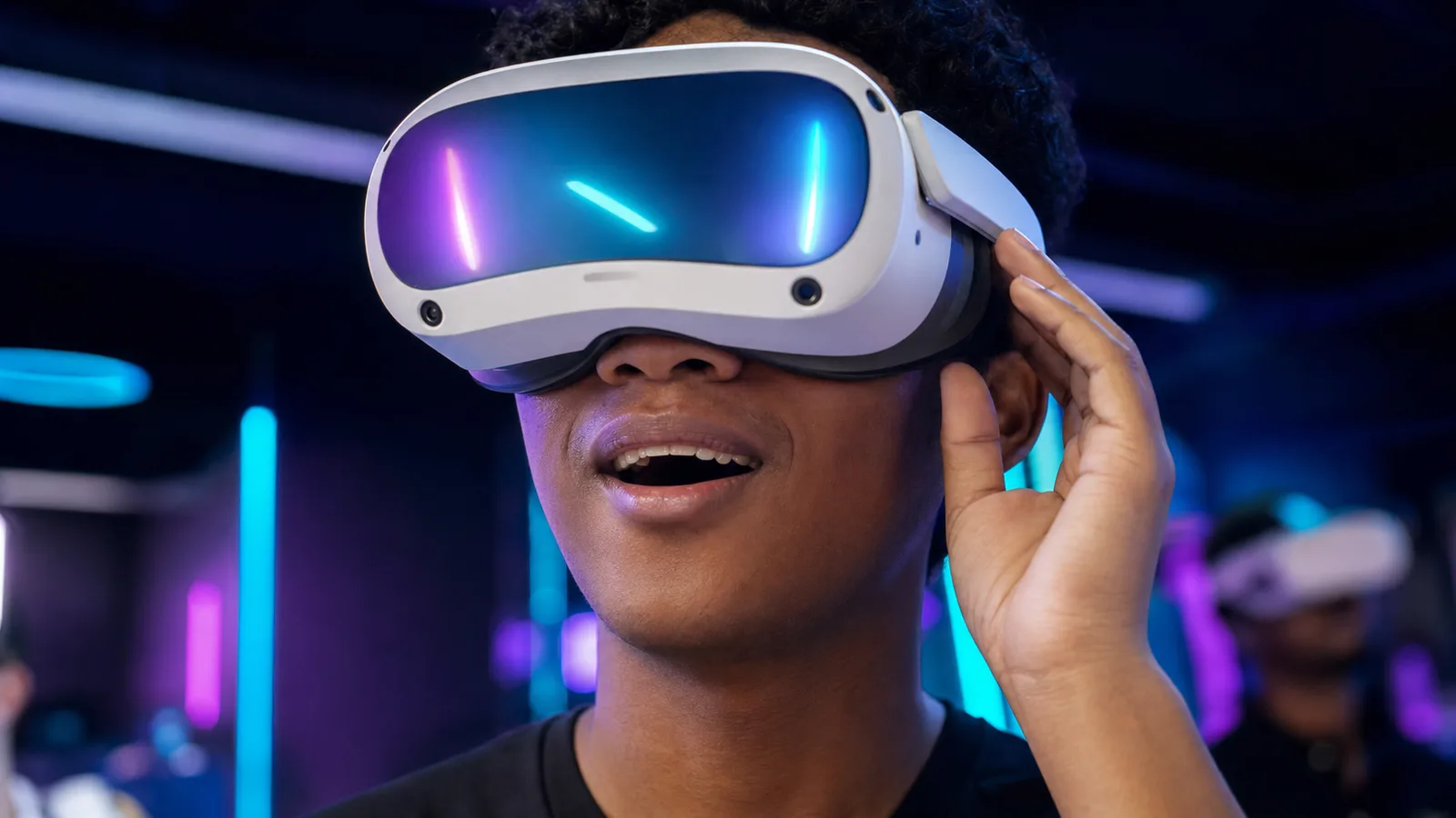 Gros plan d'un visage émerveillé sous un casque VR, reflets néon